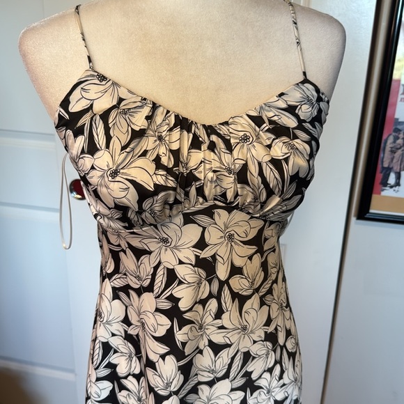 Nicole Miller Monochrome Floral Midi Dress - Picture 4 of 13